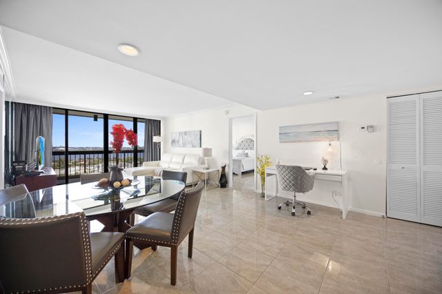2425 Presidential Way Ph2, West Palm Beach, FL 33401