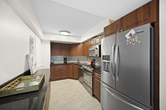 2425 Presidential Way Ph2, West Palm Beach, FL 33401