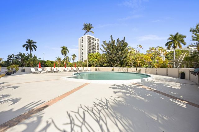 2425 Presidential Way Ph2, West Palm Beach, FL 33401