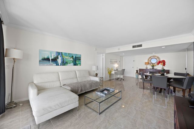 2425 Presidential Way Ph2, West Palm Beach, FL 33401
