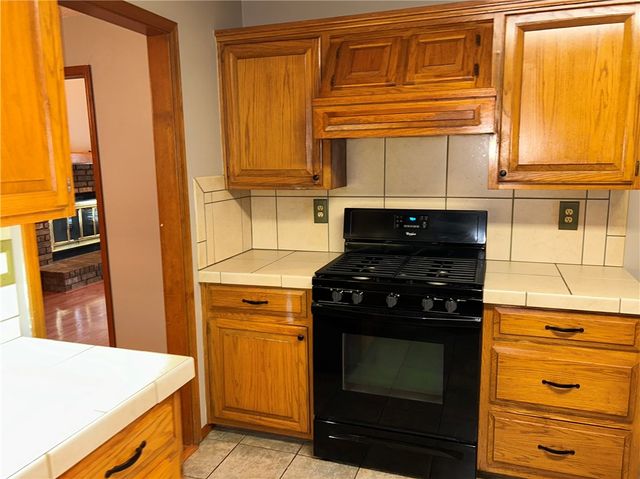 2413 E Twin Oaks Court, Fayetteville, AR 72703