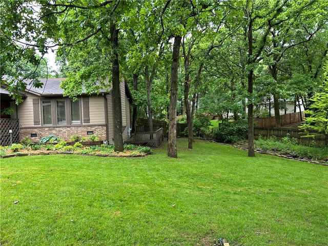 2413 E Twin Oaks Court, Fayetteville, AR 72703