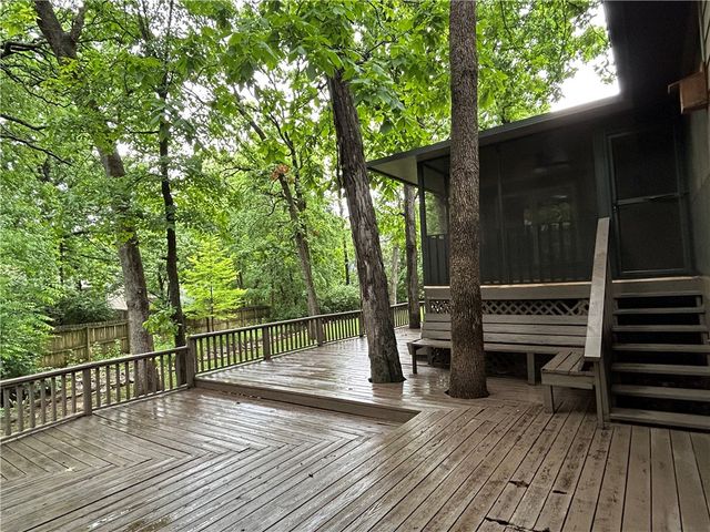 2413 E Twin Oaks Court, Fayetteville, AR 72703