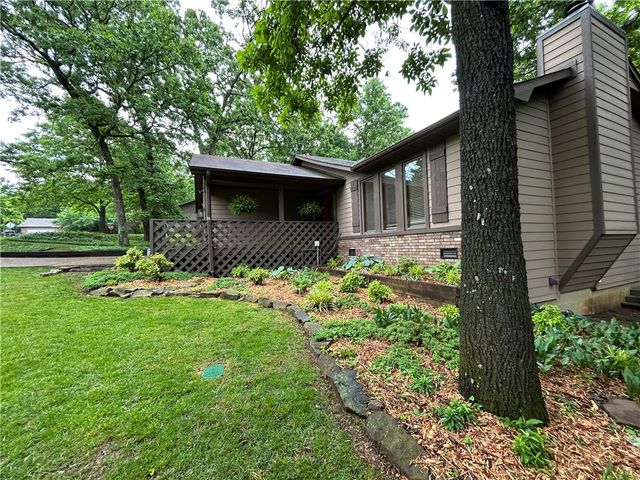 2413 E Twin Oaks Court, Fayetteville, AR 72703