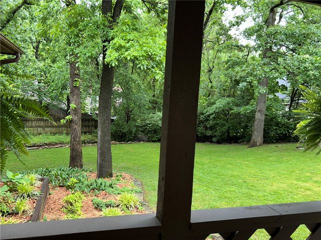 2413 E Twin Oaks Court, Fayetteville, AR 72703