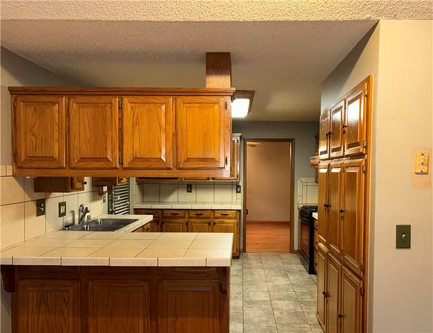 2413 E Twin Oaks Court, Fayetteville, AR 72703