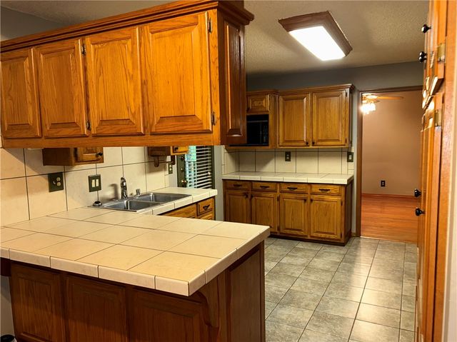 2413 E Twin Oaks Court, Fayetteville, AR 72703