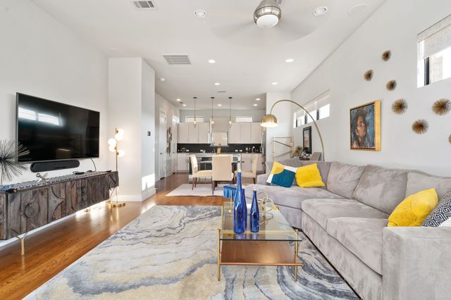 1118 S Adams Street, Fort Worth, TX 76104