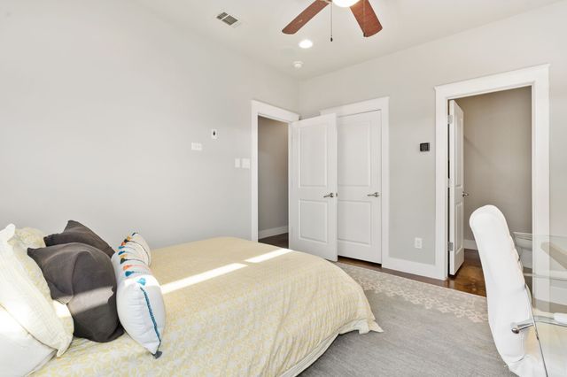 1118 S Adams Street, Fort Worth, TX 76104