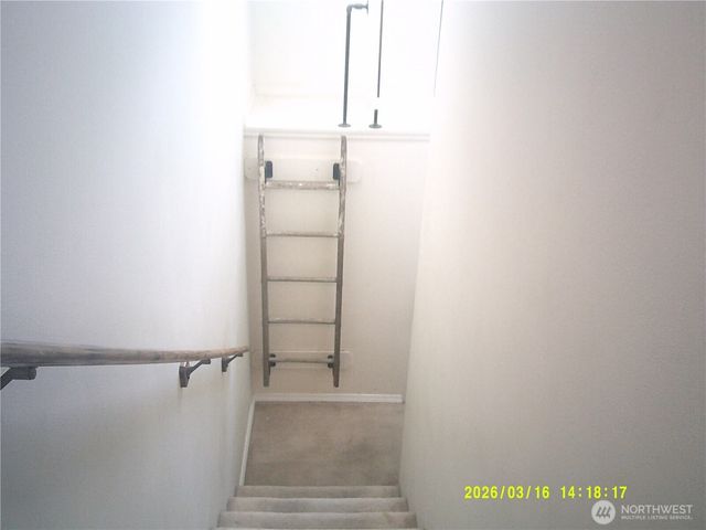 305 S 32nd Place, Mount Vernon, WA 98274