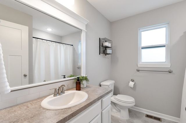 877 N Cloverleaf St, Goddard, KS 67052