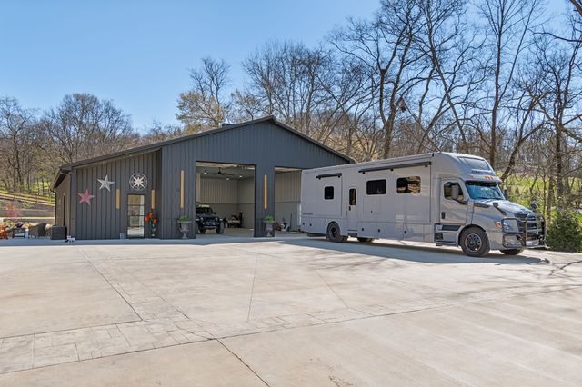 2896 Fly Rd, Santa Fe, TN 38482