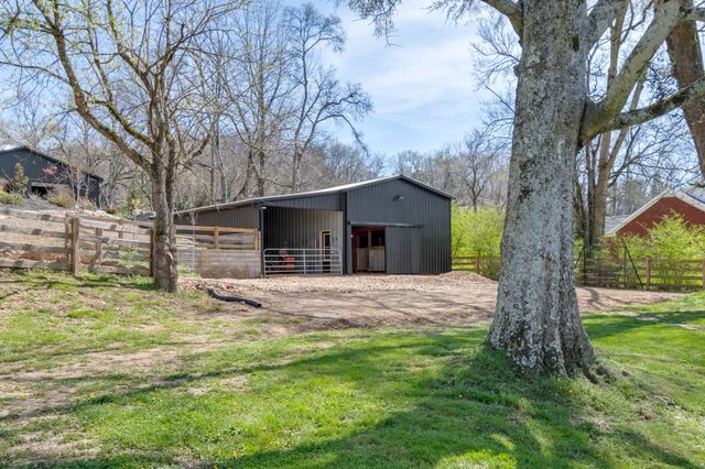 2896 Fly Rd, Santa Fe, TN 38482