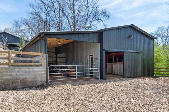 2896 Fly Rd, Santa Fe, TN 38482