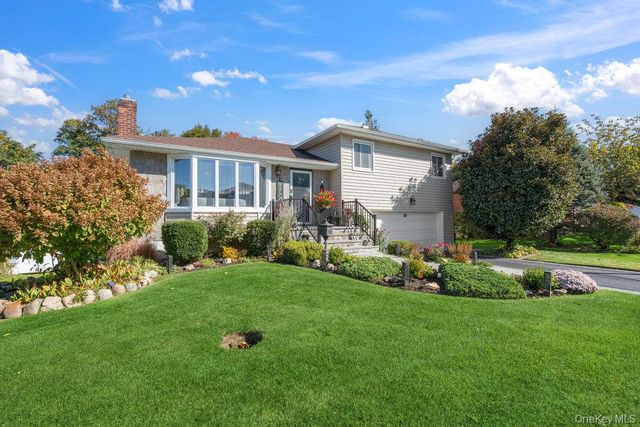 20 Vista Road, Plainview, NY 11803