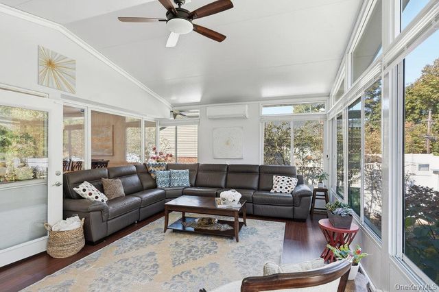 20 Vista Road, Plainview, NY 11803