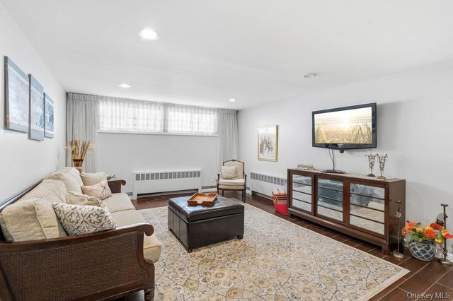 20 Vista Road, Plainview, NY 11803