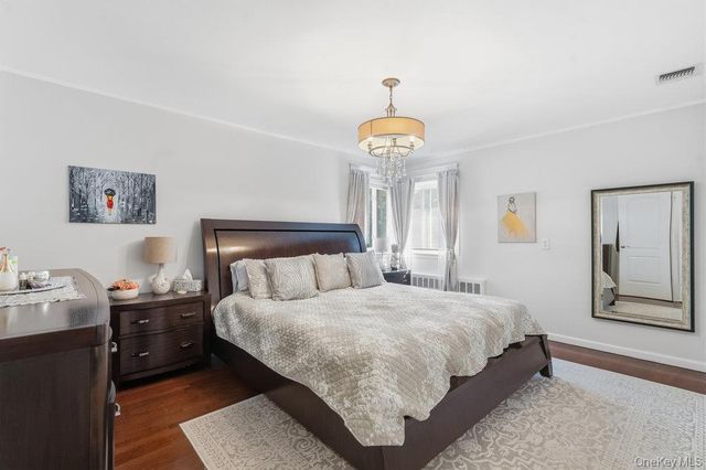 20 Vista Road, Plainview, NY 11803