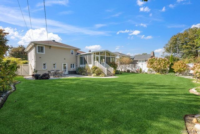 20 Vista Road, Plainview, NY 11803