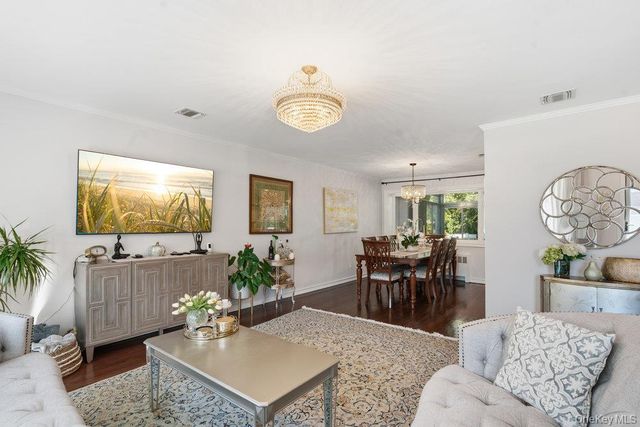 20 Vista Road, Plainview, NY 11803