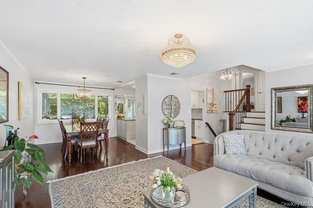 20 Vista Road, Plainview, NY 11803