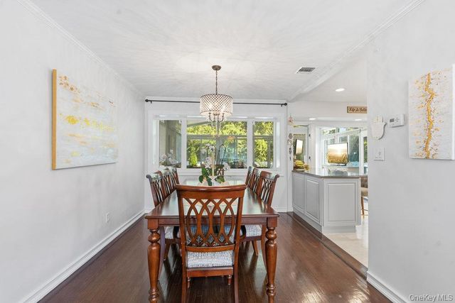 20 Vista Road, Plainview, NY 11803