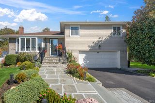 20 Vista Road, Plainview, NY 11803