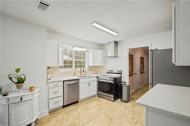 135 Creekview Dr, Newnan, GA 30263