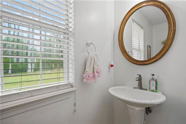 135 Creekview Dr, Newnan, GA 30263