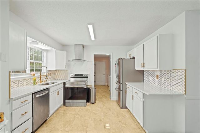 135 Creekview Dr, Newnan, GA 30263