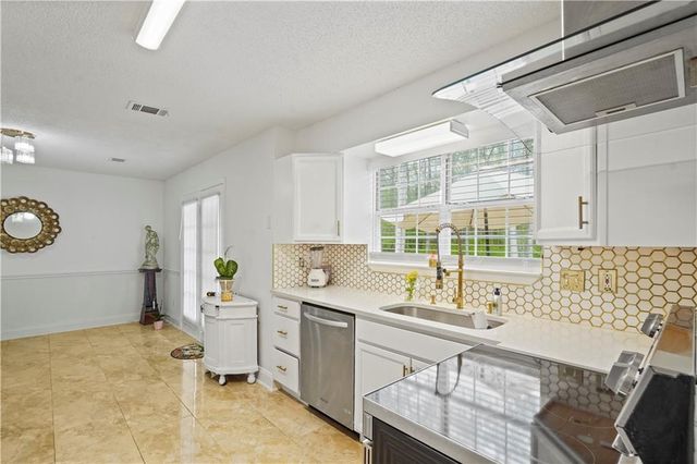 135 Creekview Dr, Newnan, GA 30263