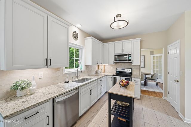 22 Blue Jay Way, Clifton Park, NY 12148