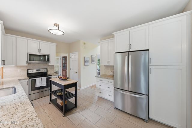 22 Blue Jay Way, Clifton Park, NY 12148