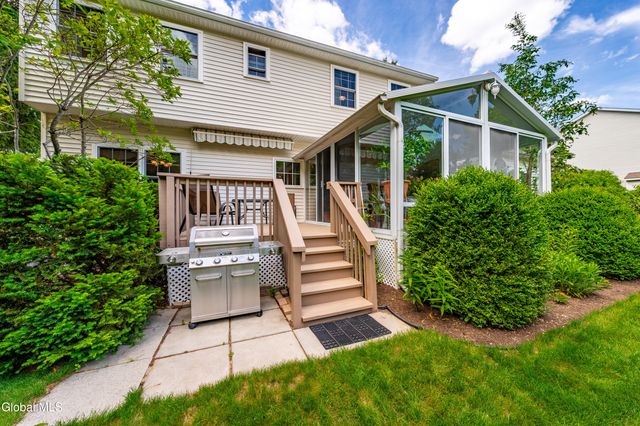 22 Blue Jay Way, Clifton Park, NY 12148