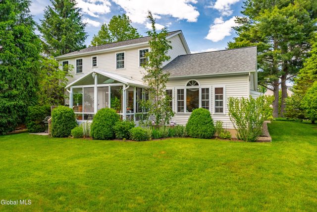 22 Blue Jay Way, Clifton Park, NY 12148