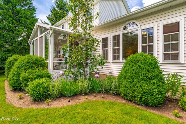 22 Blue Jay Way, Clifton Park, NY 12148