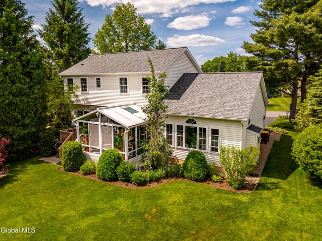 22 Blue Jay Way, Clifton Park, NY 12148