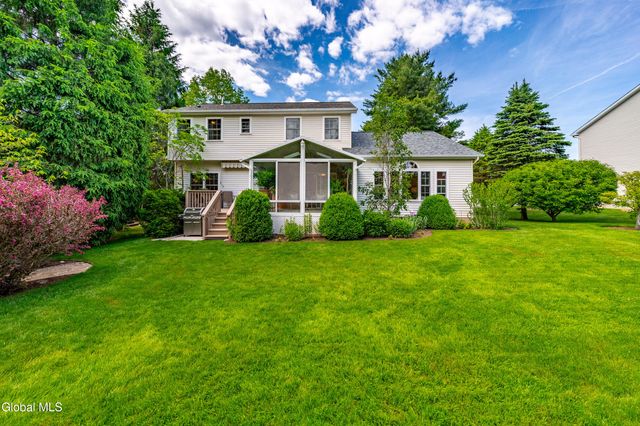 22 Blue Jay Way, Clifton Park, NY 12148