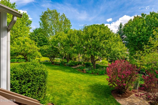 22 Blue Jay Way, Clifton Park, NY 12148