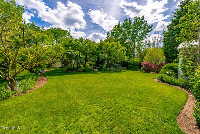 22 Blue Jay Way, Clifton Park, NY 12148