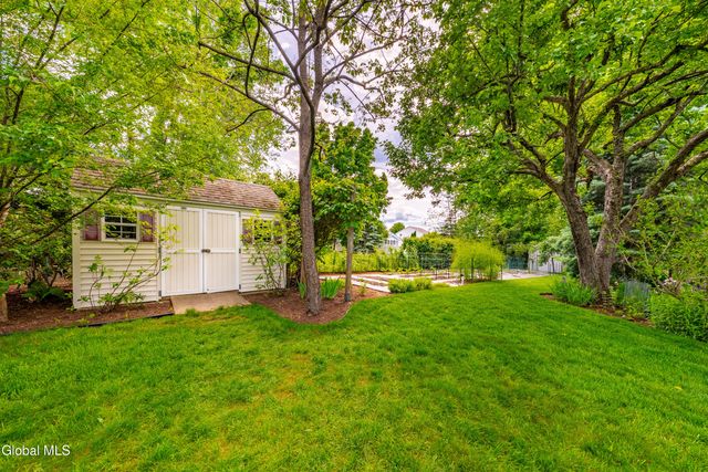 22 Blue Jay Way, Clifton Park, NY 12148