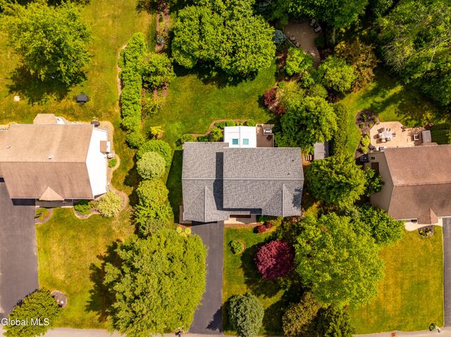 22 Blue Jay Way, Clifton Park, NY 12148