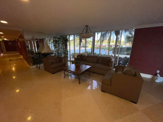 5200 N Flagler Drive 2004, West Palm Beach, FL 33407