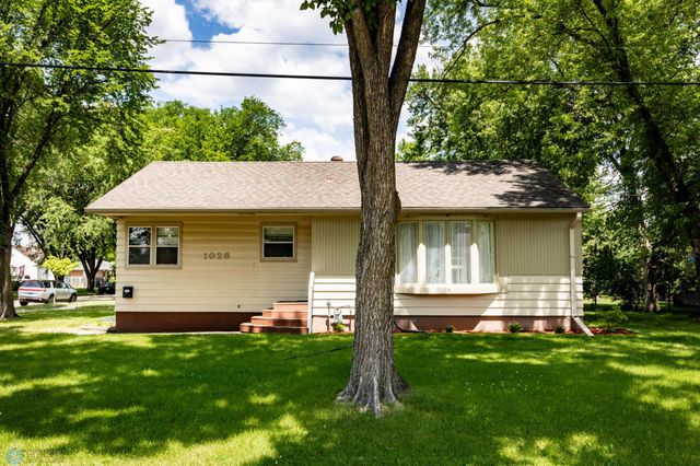 1028 11th Avenue N, Moorhead, MN 56560
