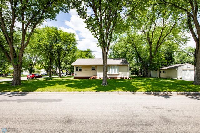 1028 11th Avenue N, Moorhead, MN 56560