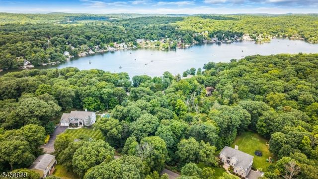 5 Toth Ln, Hopatcong Boro, NJ 07843