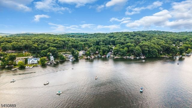 5 Toth Ln, Hopatcong Boro, NJ 07843