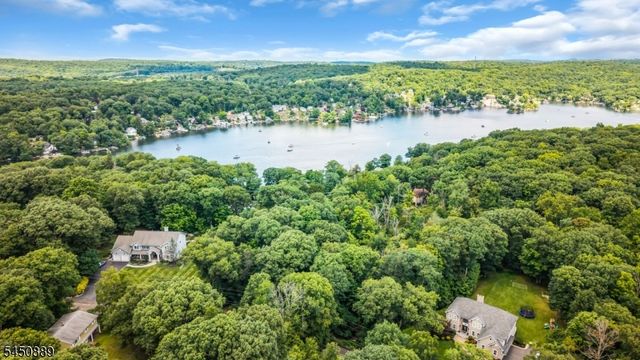 5 Toth Ln, Hopatcong Boro, NJ 07843