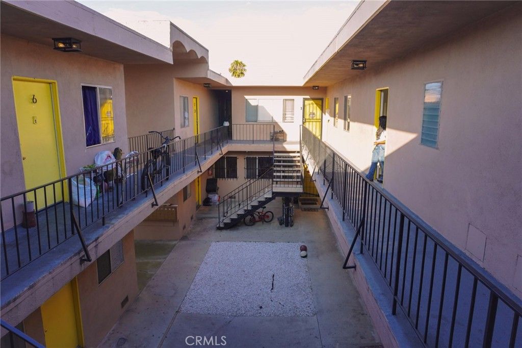 1639 S Hobart, Los Angeles, CA 90006 — exterior