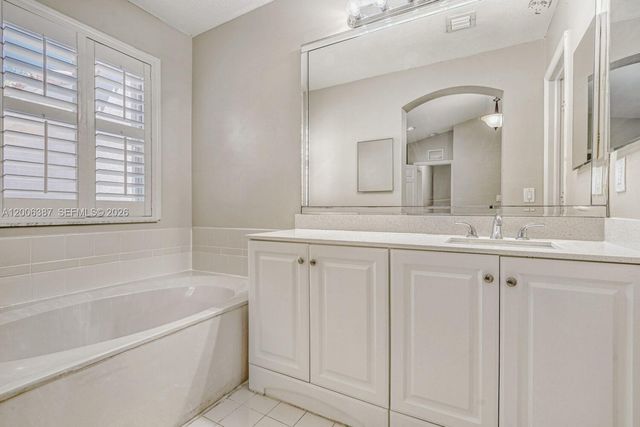 941 Doveplum Ct, Hollywood, FL 33019